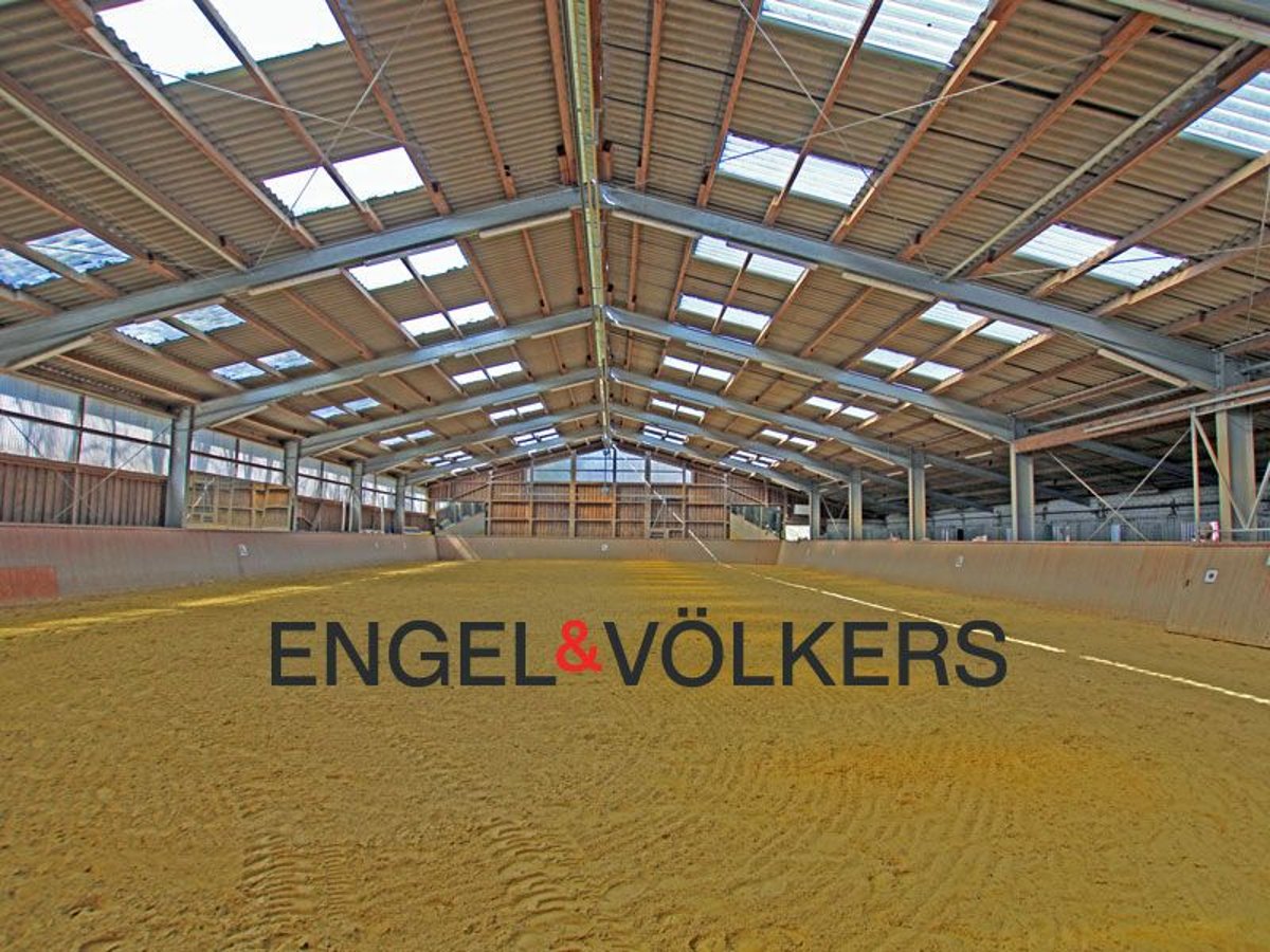 Reitsportanlage mit hochwertigem und modernem Einfamilienhaus und fünf Hektar Land