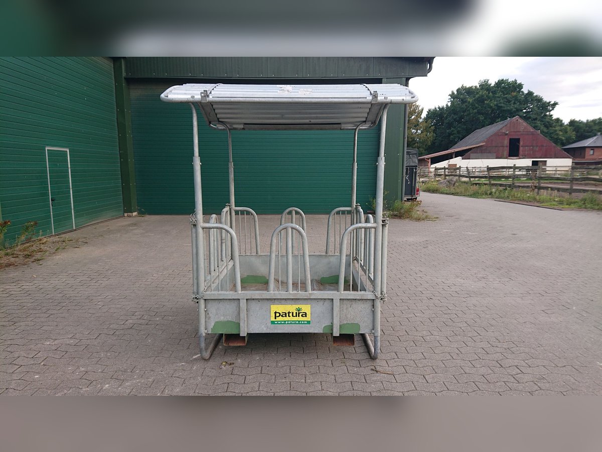 Viereckraufe von Patura, mit Sicherheits-Palisadenfressgittern, 8 Fressplätze