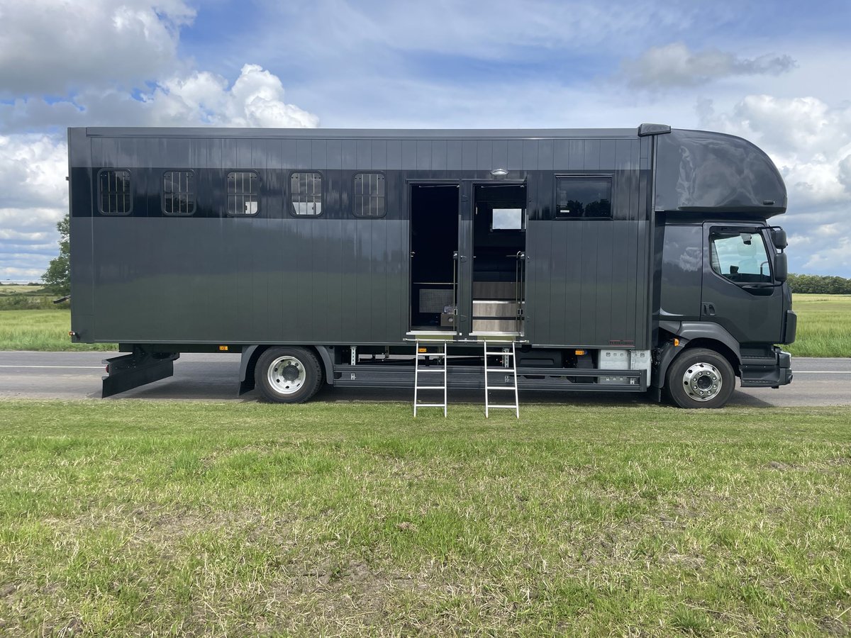 NEW - Volvo FL210 (AUT) - 5 horses and livingroom