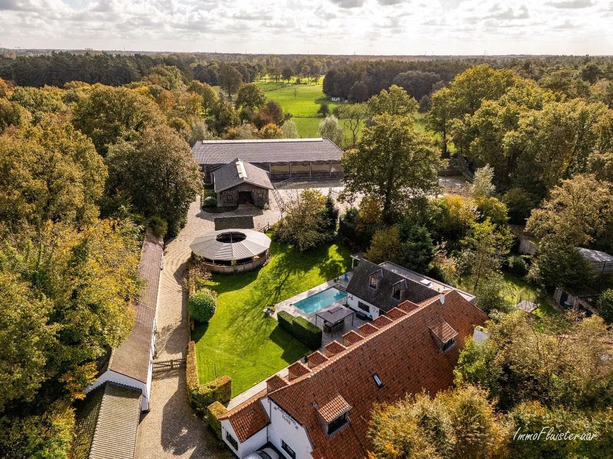 Unieke trainingsstal met prachtige villa op ca. 1 ha te Halle-Zoersel (Mogelijkheid tot aankoop extr