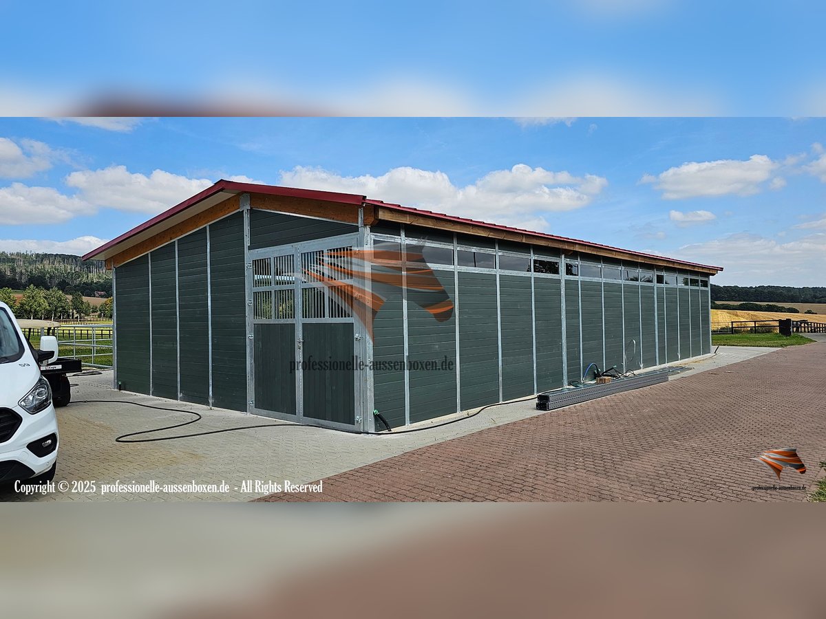 Pferdestall aus Kunststoff - Pferdebox und Außenstall | Stallungen & Offenstall kaufen - Unterstand