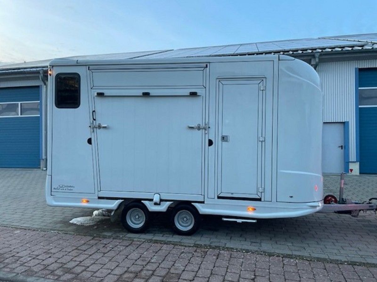 Pferdetransporter Pferdeanhänger DT Trailer Hengst mit Wohnung Wohnabteil mit Dusche 3,5t