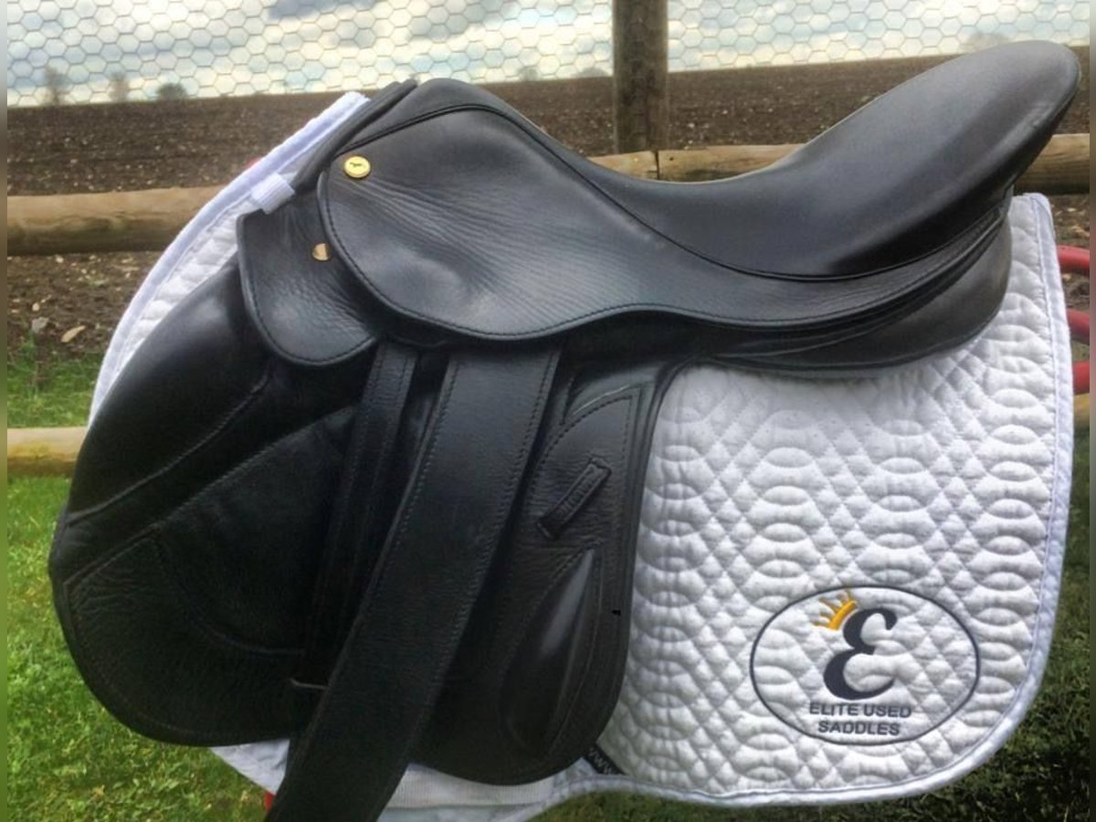 Beautiful 17.5" Medium Black Country Vinici Monoflap Jumping Saddle