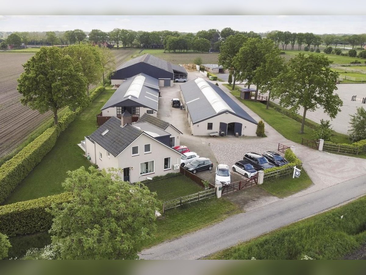Complete equestrian accommodation located on a plot of 2 hectares in the outskirts