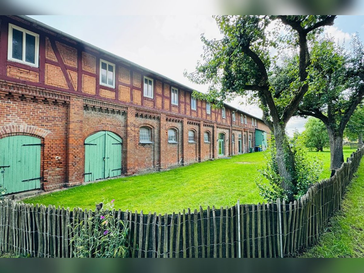 Pferdehof mit historischem Wohnensemble in der Mecklenburgischen Schweiz