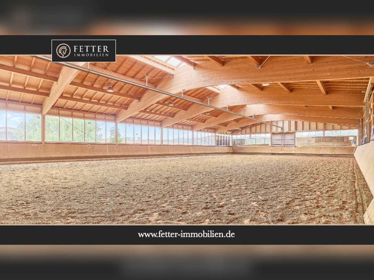 Reitanlage in Bayern mit historischem Wohnhaus und gepflegten Trainingsbedingungen!