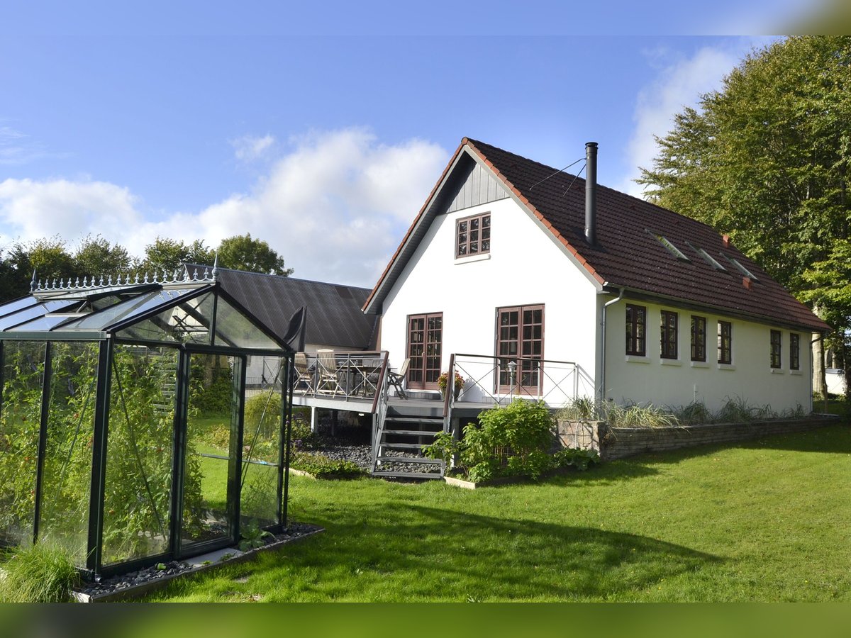 Traumhaftes saniertes Einfamilienhaus mit Pferdeboxen, Reitpaltz, Weiden und Paddocks in Alleinlage