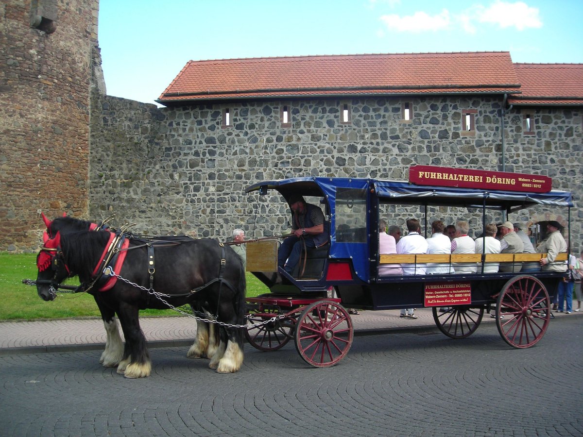 Schicker Planwagen mit Kutschenrädern