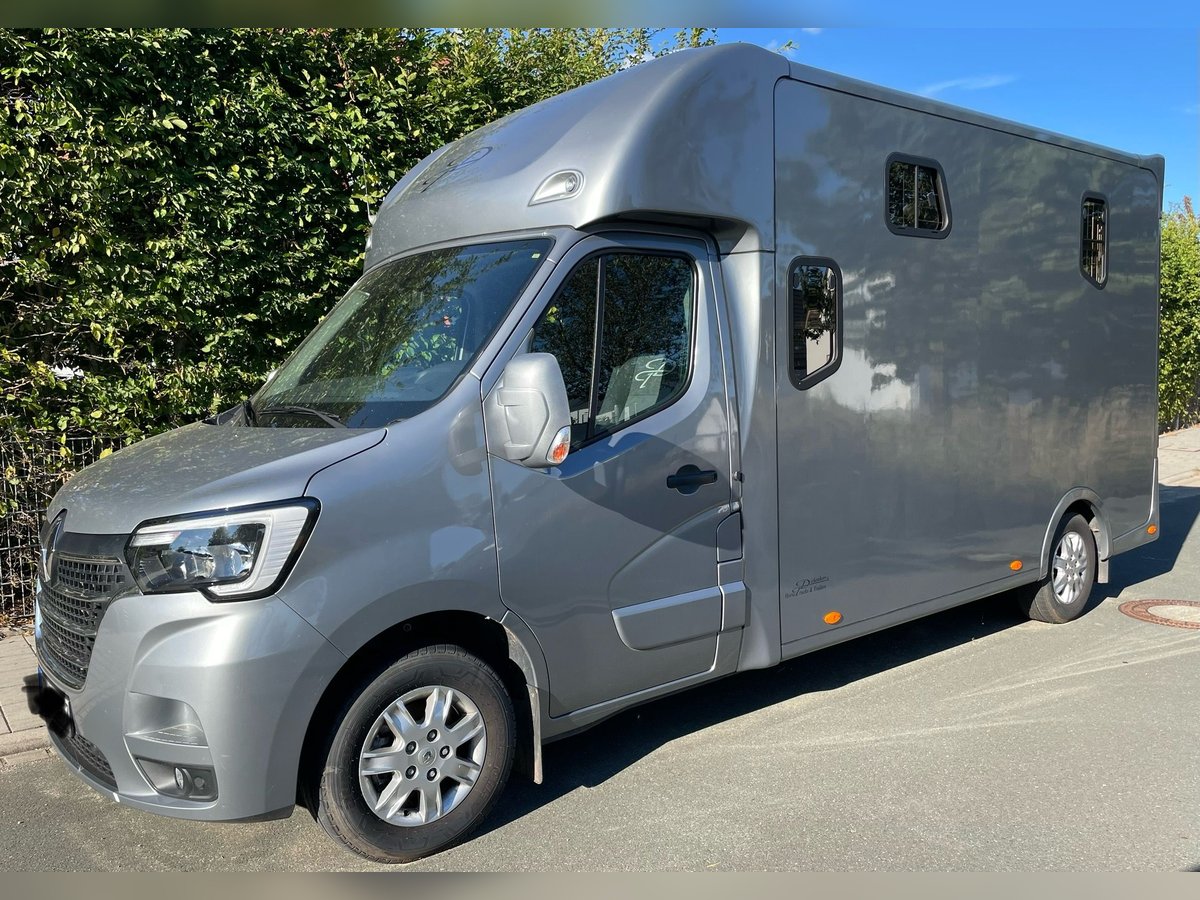 Renault Master Horse Transporter 5 Seats, 3 Beds.