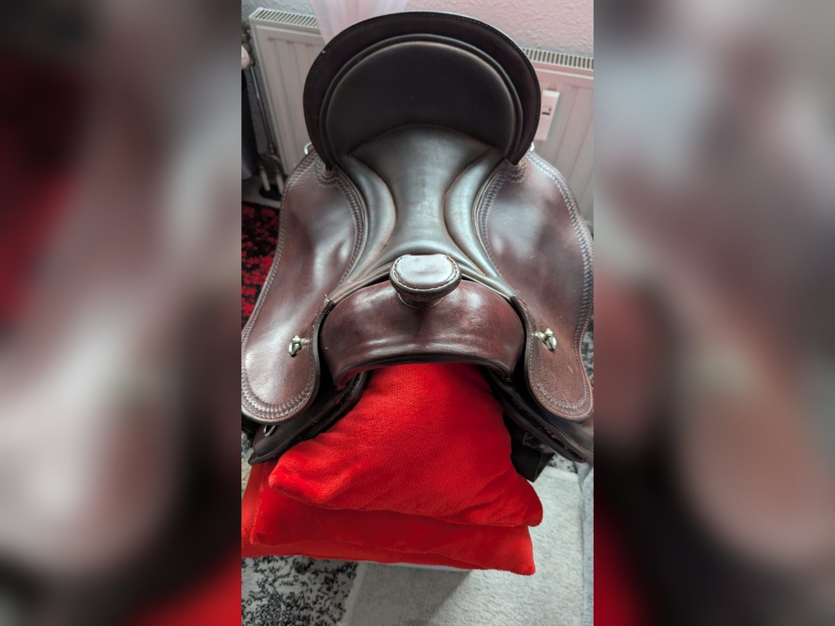 Schöner Baumloser Sattel von Deuber & Partner