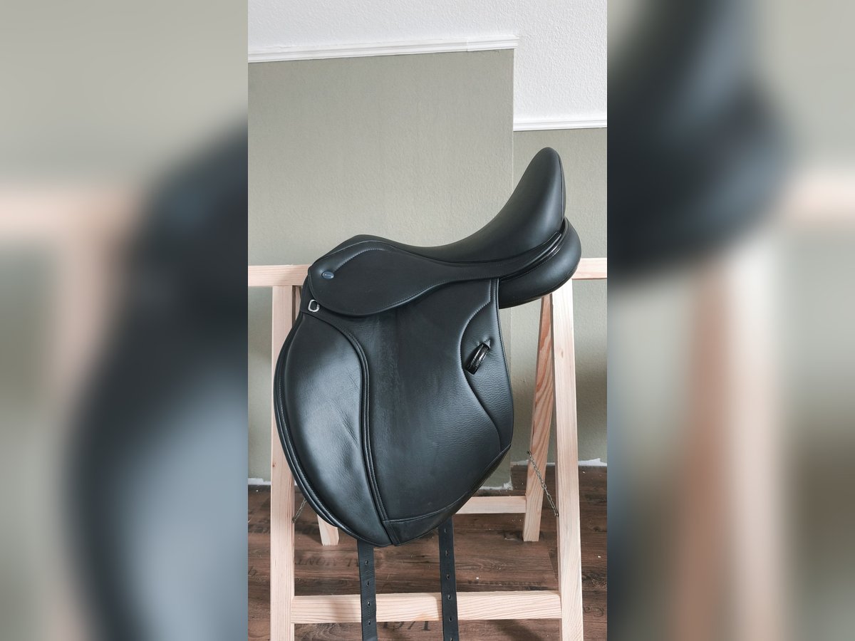 Ikonic light Dressursattel 17,5 Zoll