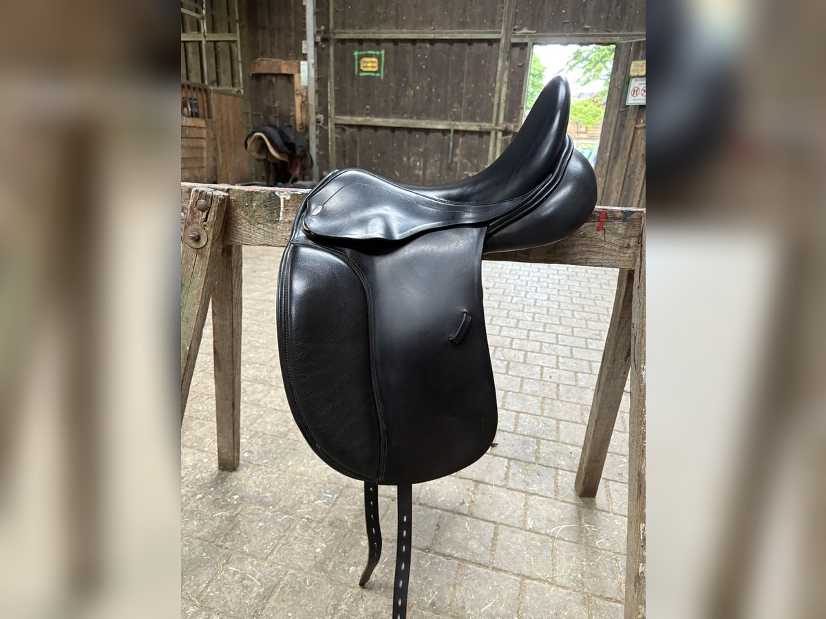Kentaur Ithaka Dressursattel 17 Zoll – Top Zustand, neues Polster