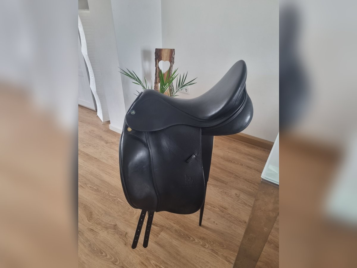 Neuwertiger Prestige Modena 17“(17,5) Dressursattel mit doubliertem Leder