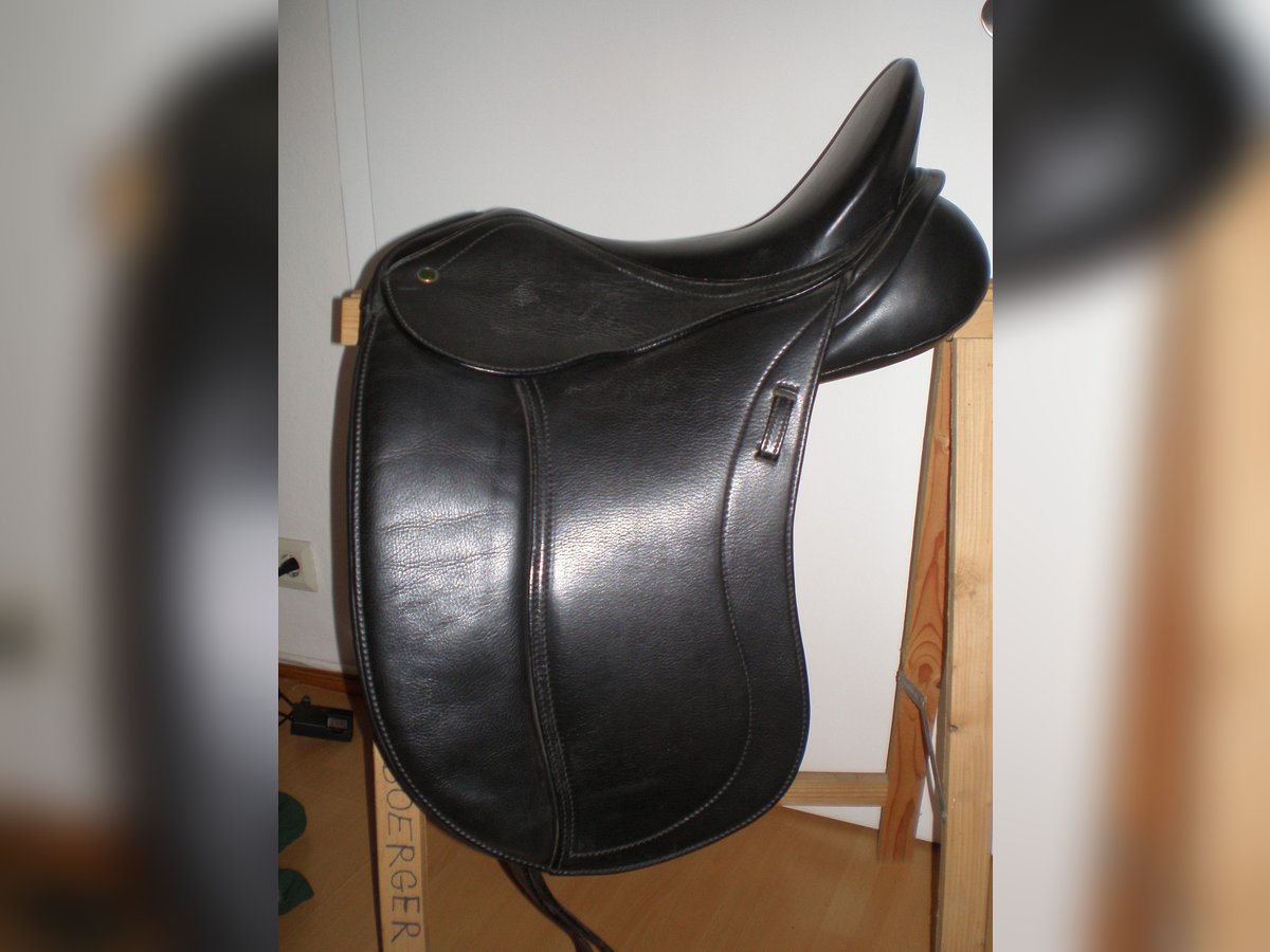 VB: TOMAX Dressursattel 17“, schwarz – in einem äußerst guten Zustand (neuwertig)