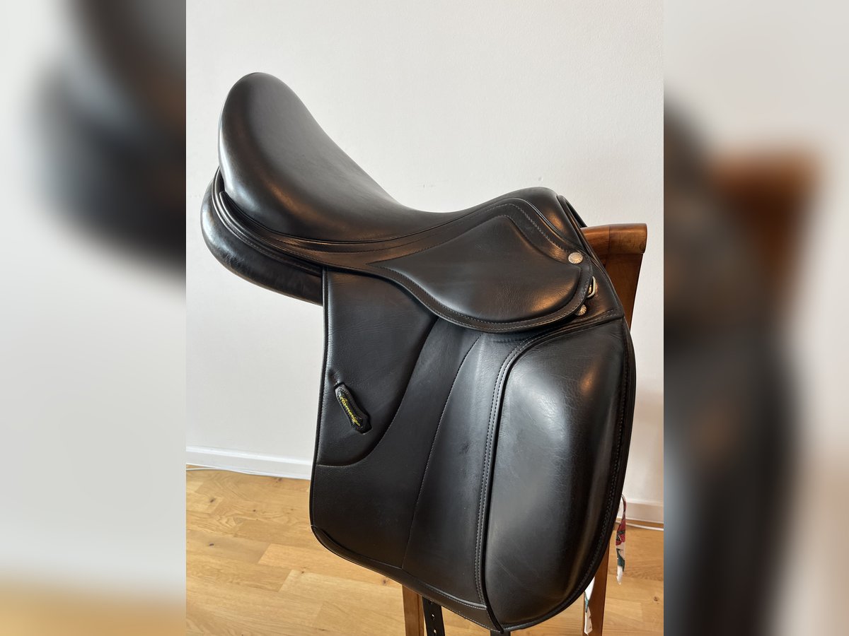 Wunderschöner Amerigo Vega Dressursattel 17 ''