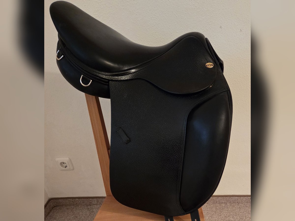 Sattel der Marke Cobra. Dressur, Gangpferd Sattel, 17 Zoll