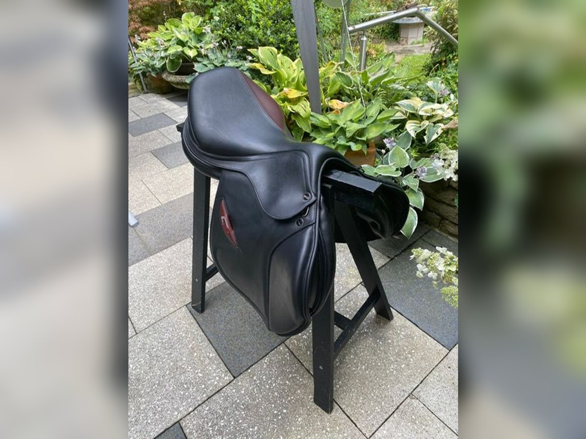 Neuwertiger Springsattel, Erre Plus, schwarz, 17 Zoll