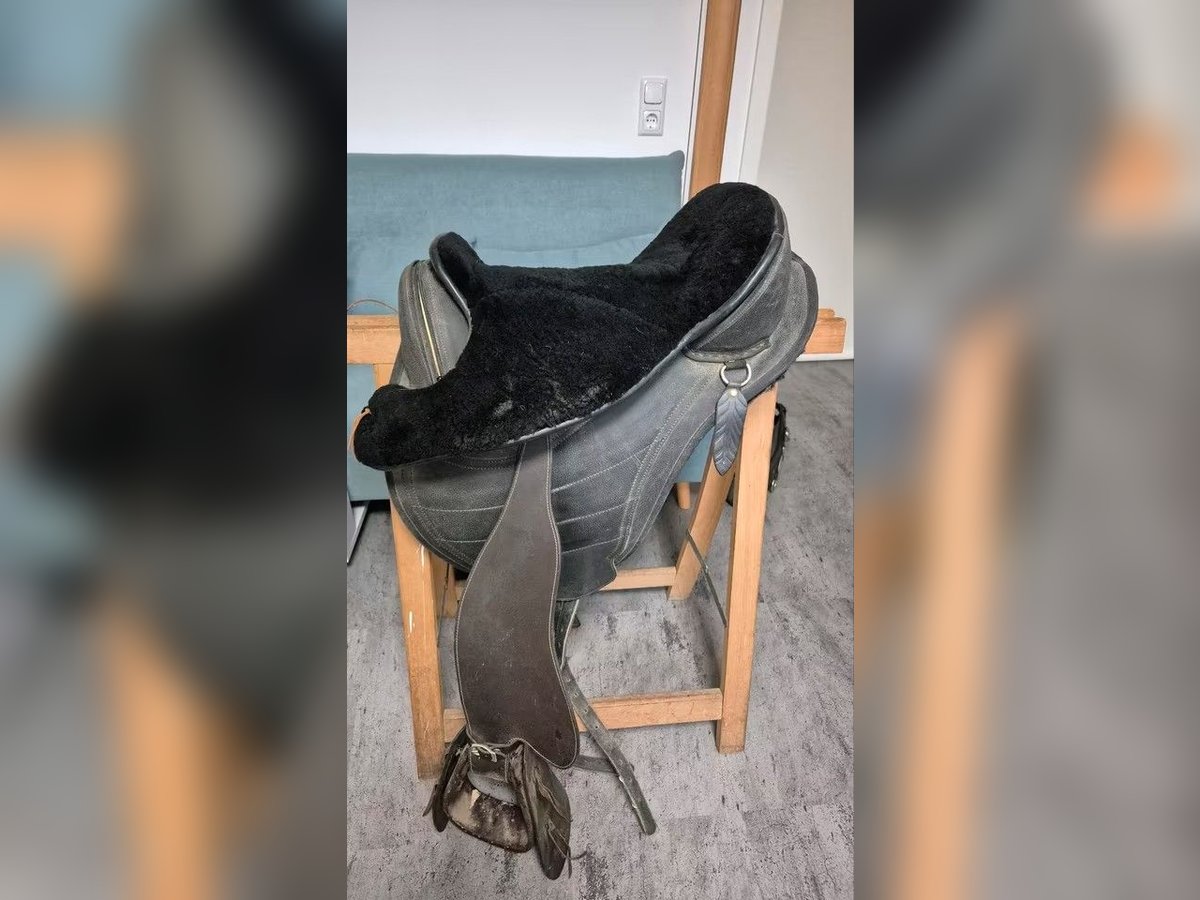 Barefoot Sattel baumlos schwarz Fellsitz Tapaderos