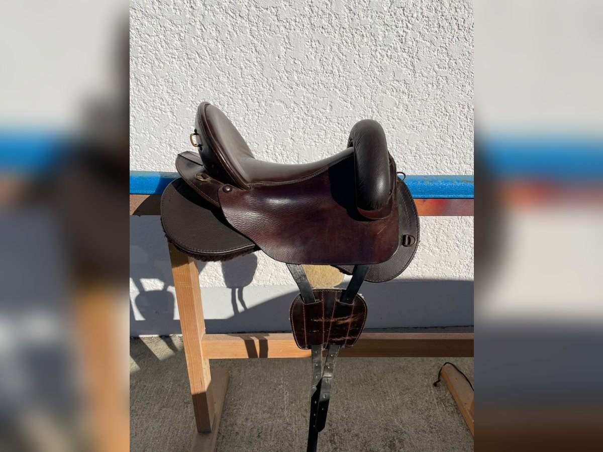 Western-Sattel braun mit Galerie für kurze Pferderücken