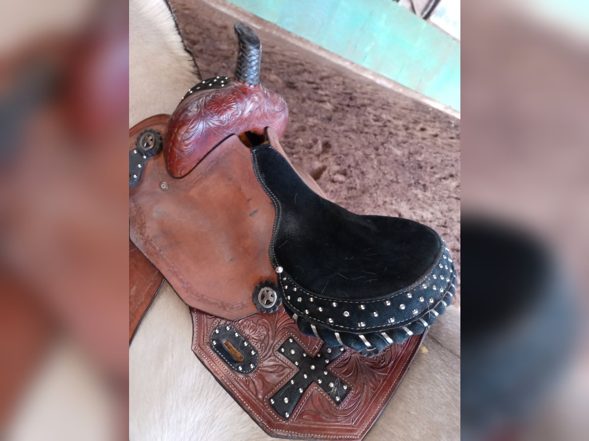 Westernsattel schwarz braun mit Nieten 