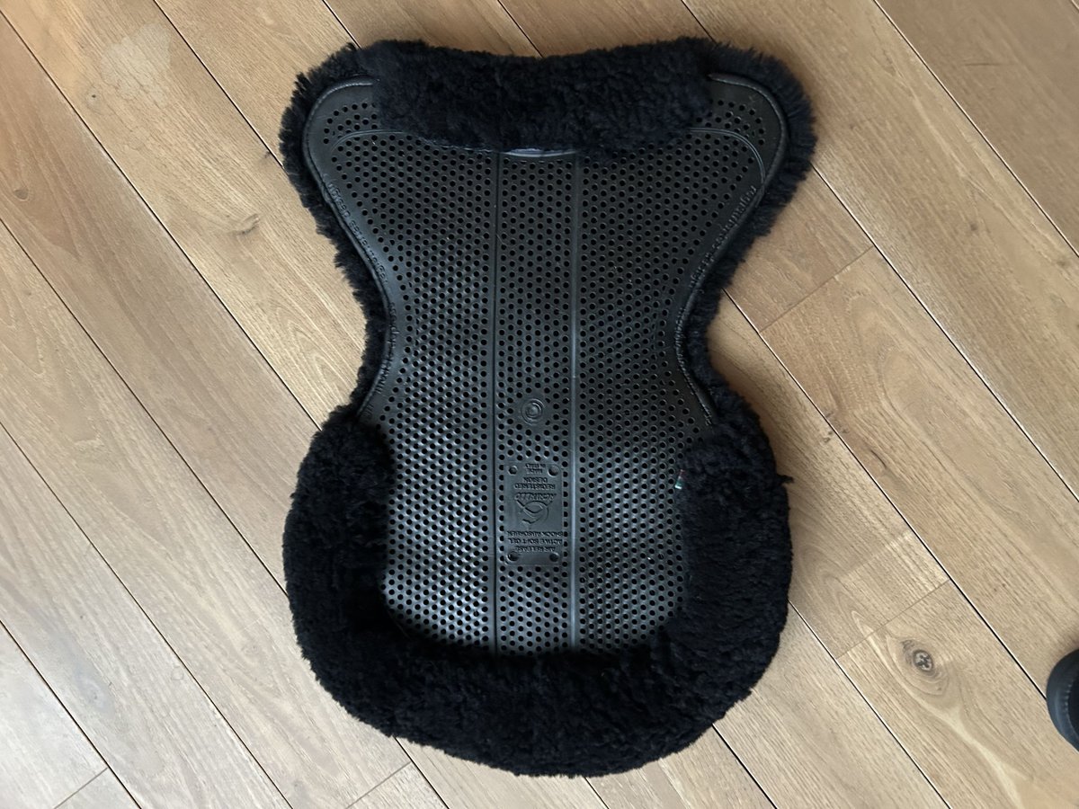 Acavallo Gelpad schwarz mit Lammfell