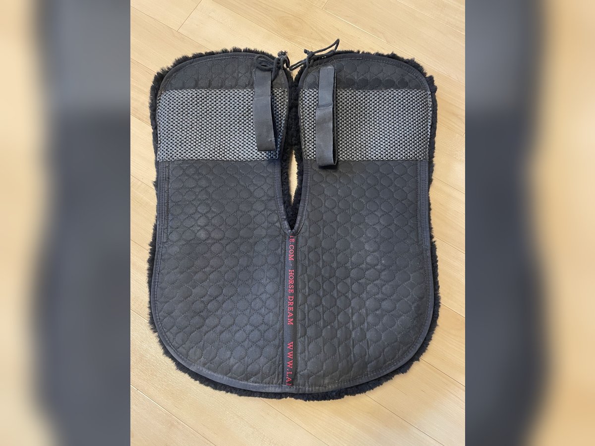 Lammfell Pad schwarz mit hoher Widerristfreiheit