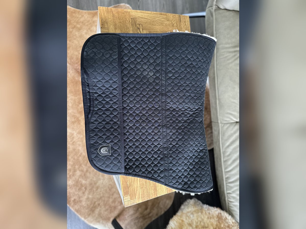 Christ Lammfell Schabracke Champ für Iberica Lammfellsattel