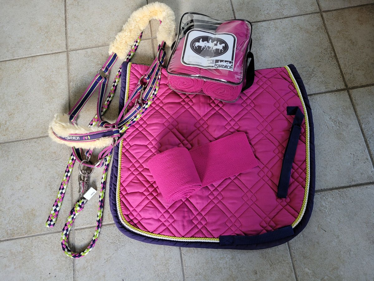 Eskadron Set Fuchsia Schabracke und Bandagen 