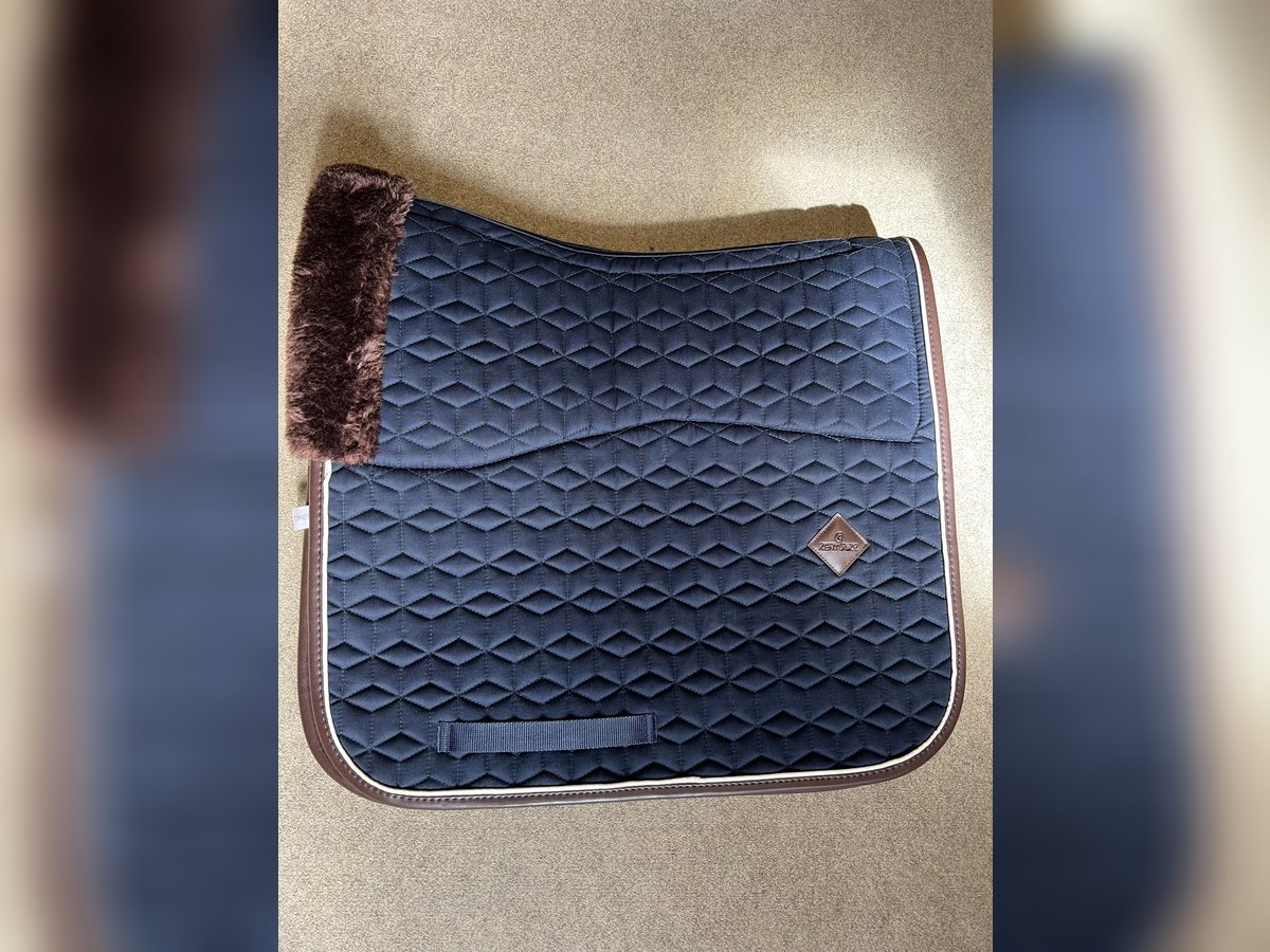 Kentucky Lammfell Schabracke Dressur