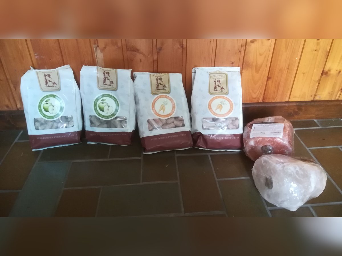 4 Tüten Mühldorfer Leckerlis und 2 Salzlecksteine 