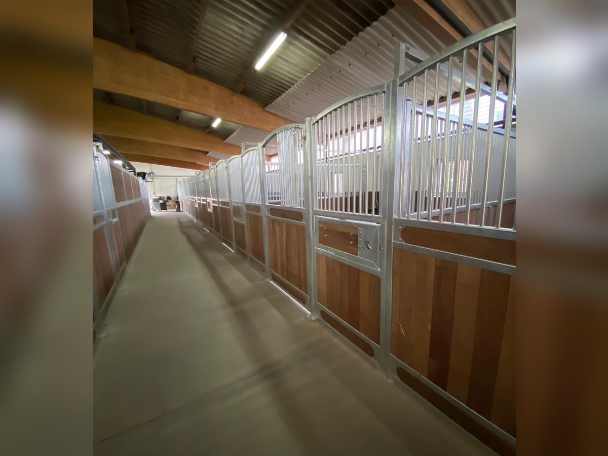 Reithalle mit 21 Boxen bei  Bremervörde