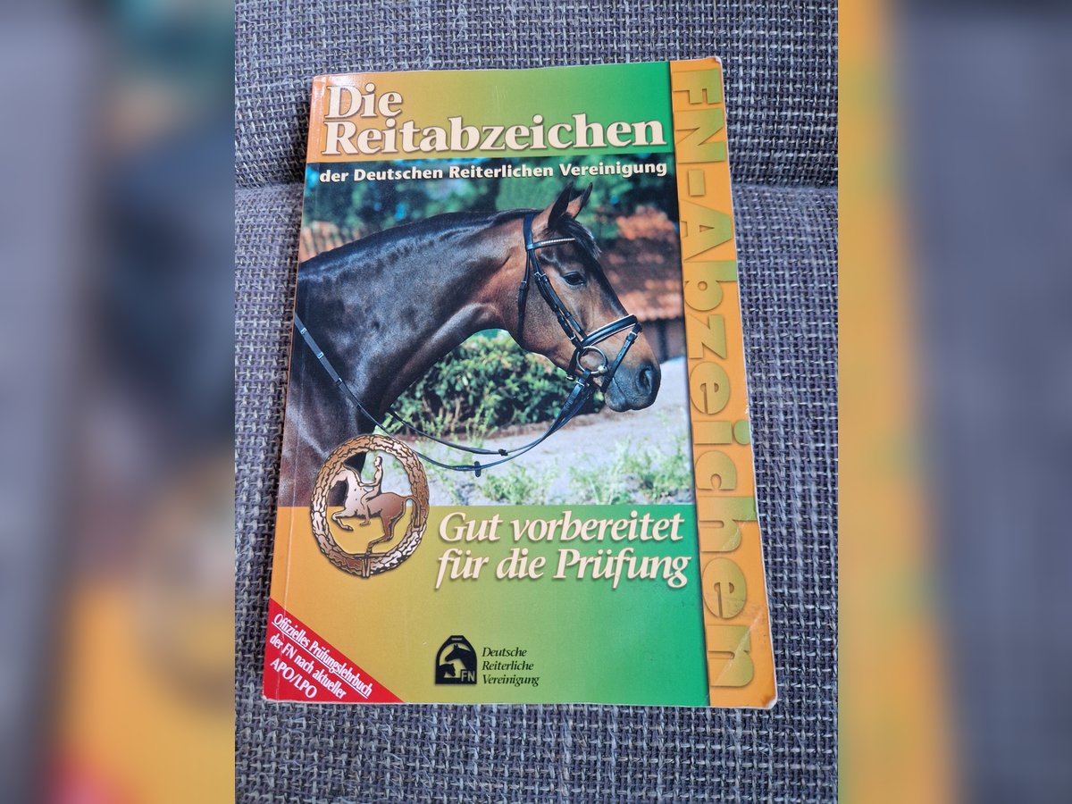 Älteres Reitabzeichen Buch 