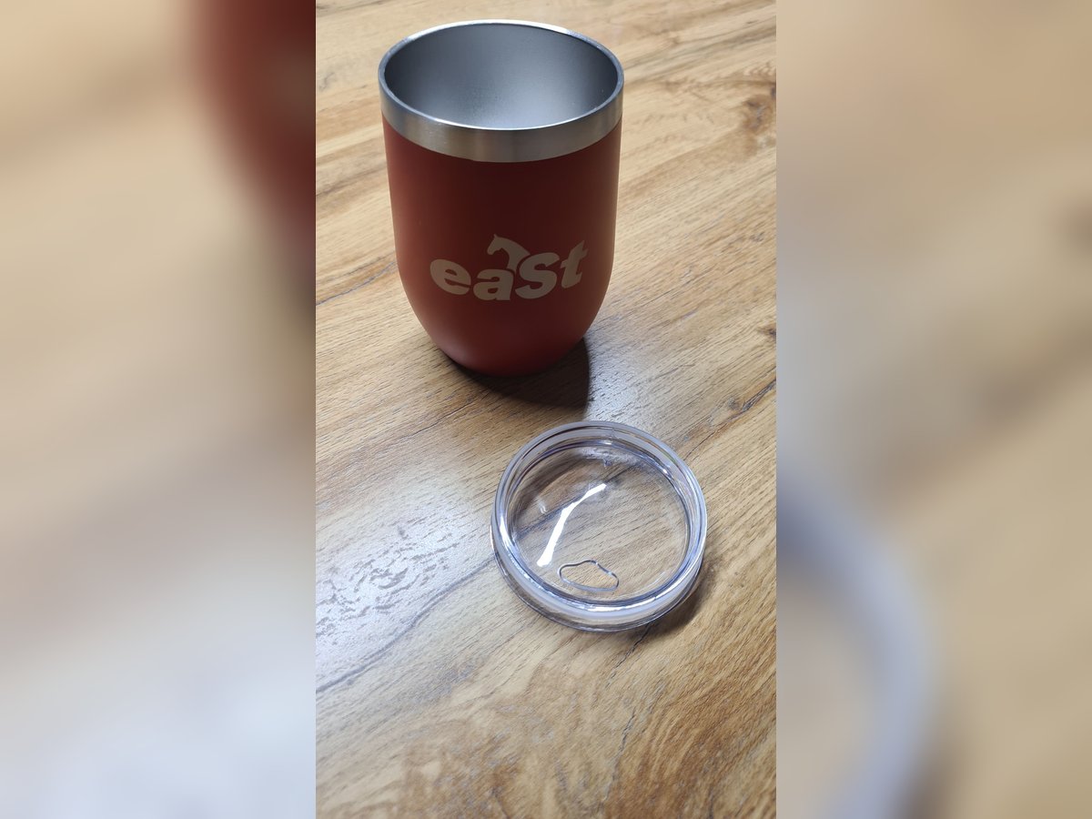Neuer Thermobecher mit Deckel East.