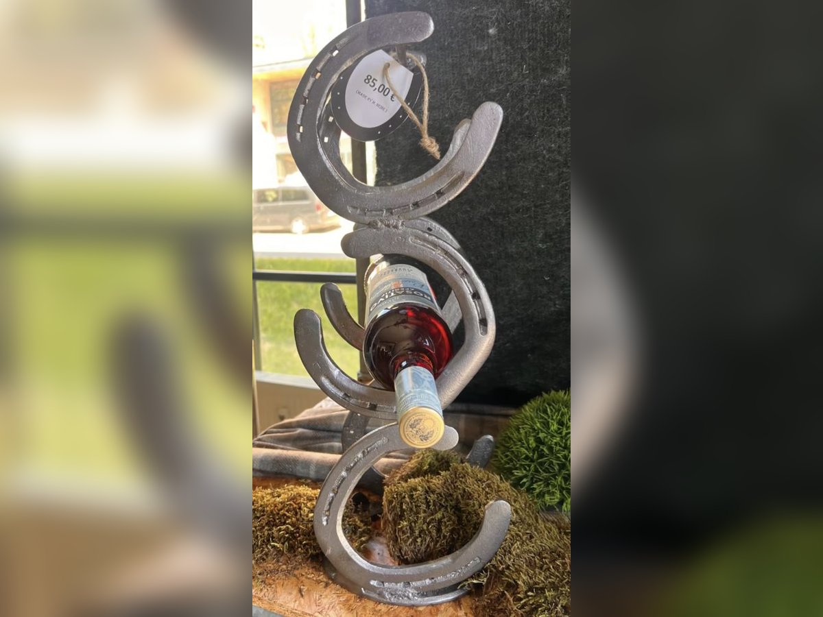 Rustikales Hufeisen-Weinregal für Pferde- & Weinfreunde Rustikales Hufeisen-Weinregal für Pferde- & Weinfreunde