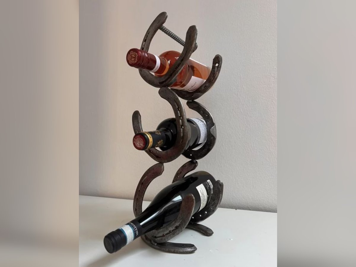 Weinregal aus Hufeisen – handgefertigtes Unikat für 3 Flaschen
