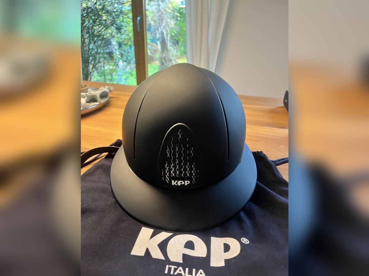 Reithelm Cromo Smart mit Polo-Schirm von Kep Reithelm Cromo Smart mit Polo-Schirm von Kep