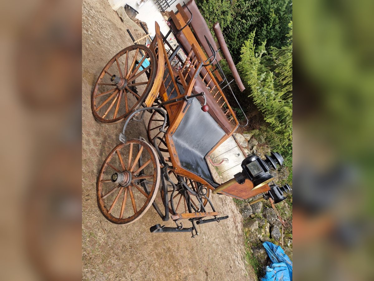 Antike historische Kutsche Linzer Wagen Holz Zweispänner