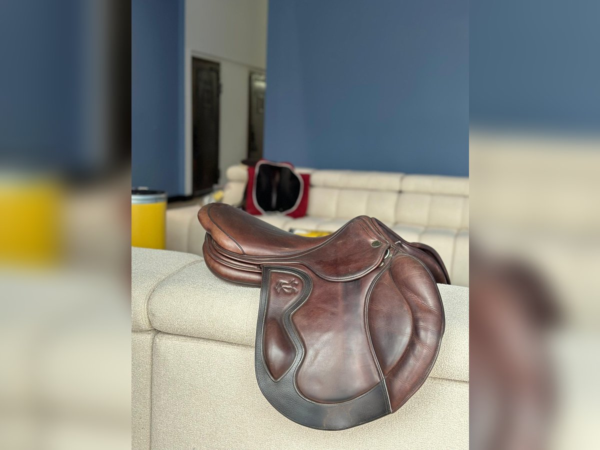 Siodło skokowe Elfab w rozmiarze 18”