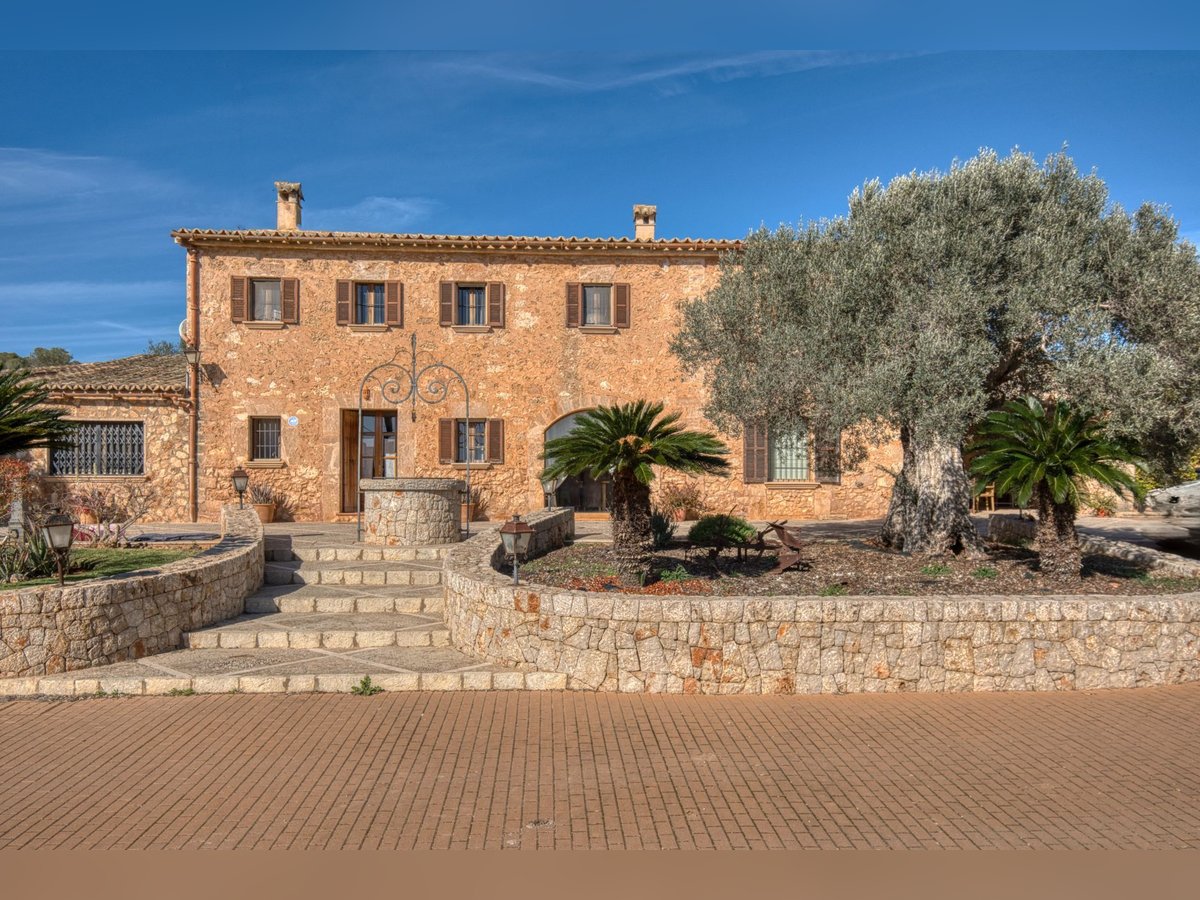 Mallorca: Finca mit Stallungen auf 15 Hektar Land und Ferienvermietlizenz
