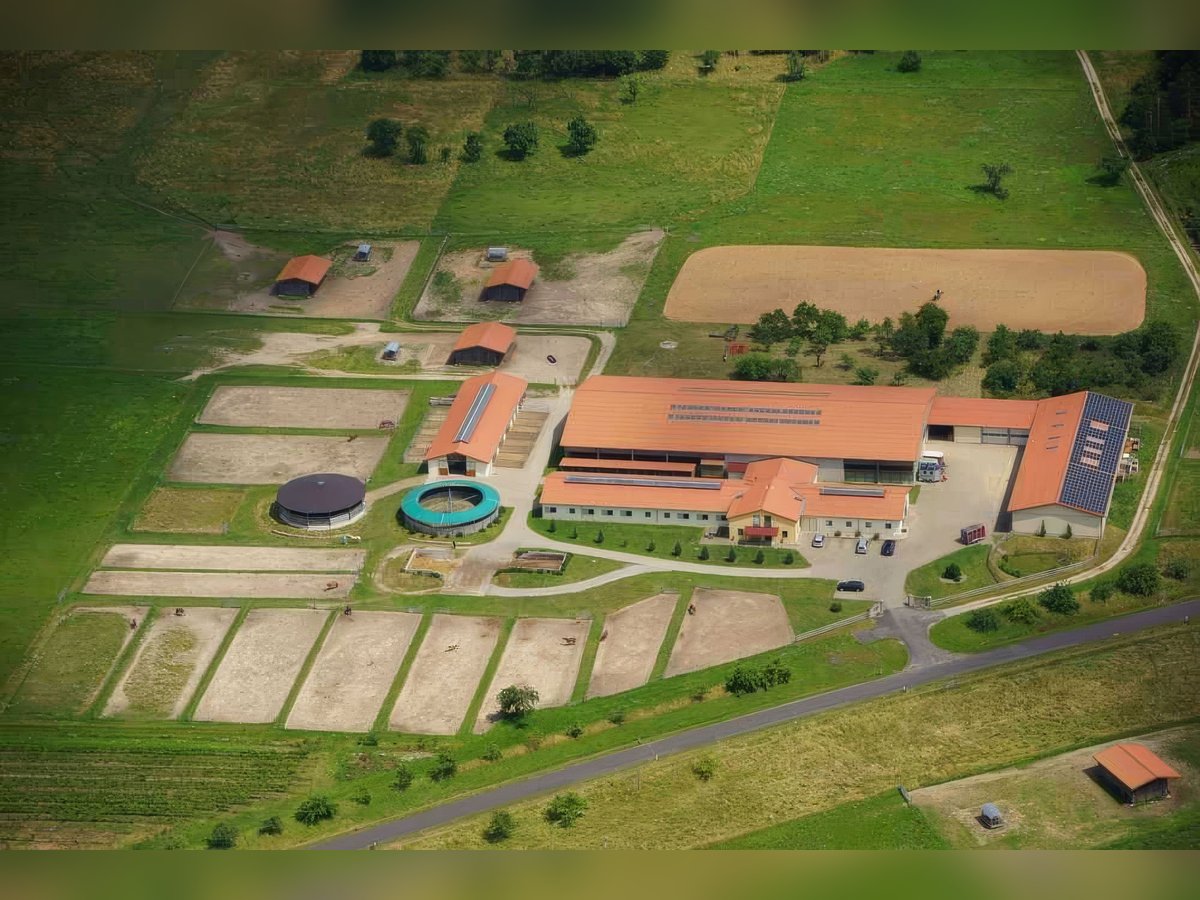 Reitanlage mit 10 ha Land zwischen Würzburg und Bamberg