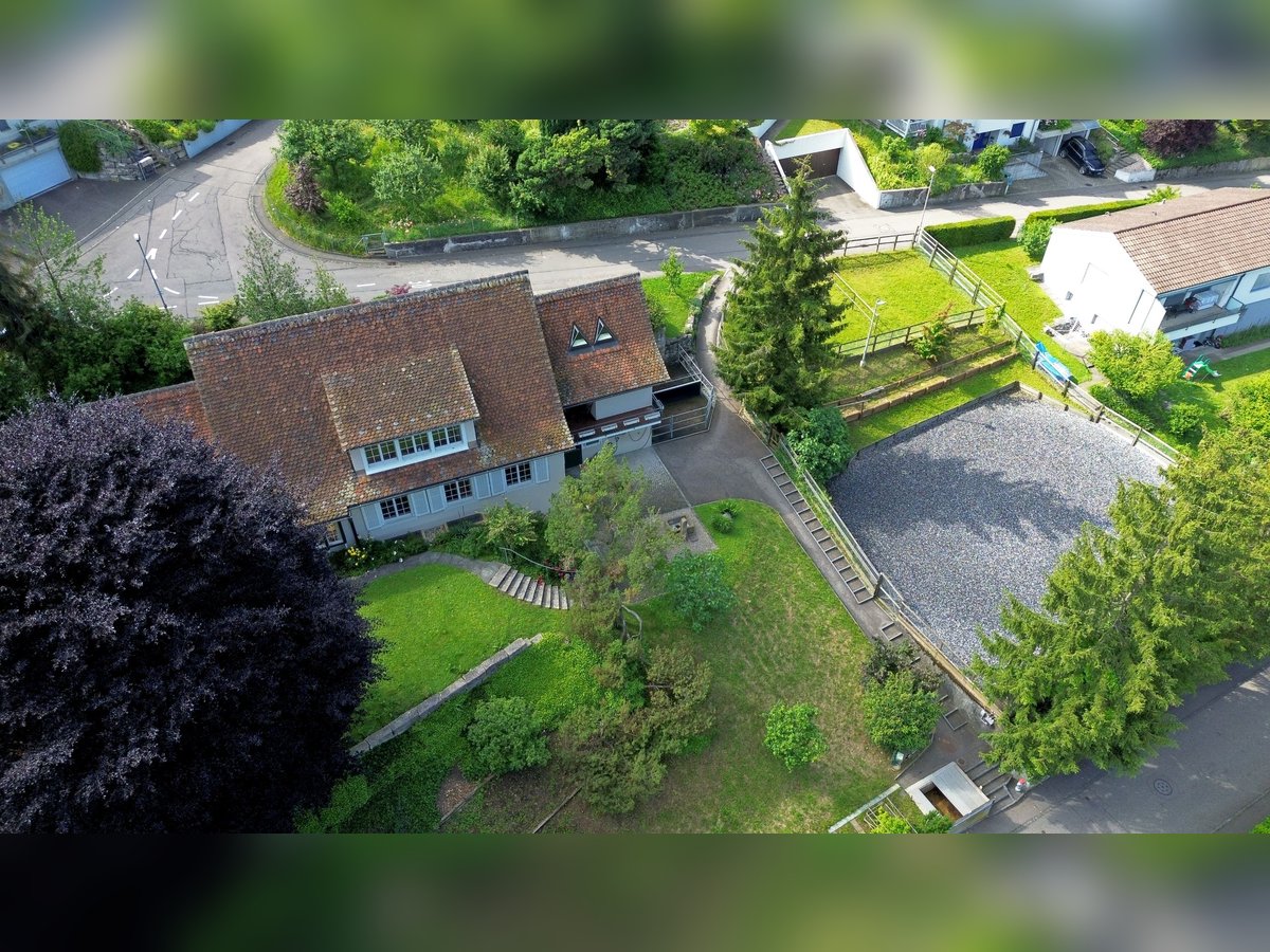 Stilvolles Landhaus mit Pferdestallung und Dressurplatz in ruhiger Lage nahe Basel