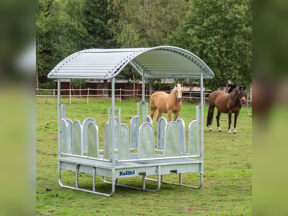 MD Kellfri Heuraufe mit Dach und geschlossenen Palisadenelementen für Pferde MD Kellfri Heuraufe mit Dach und geschlossenen Palisadenelementen für Pferde