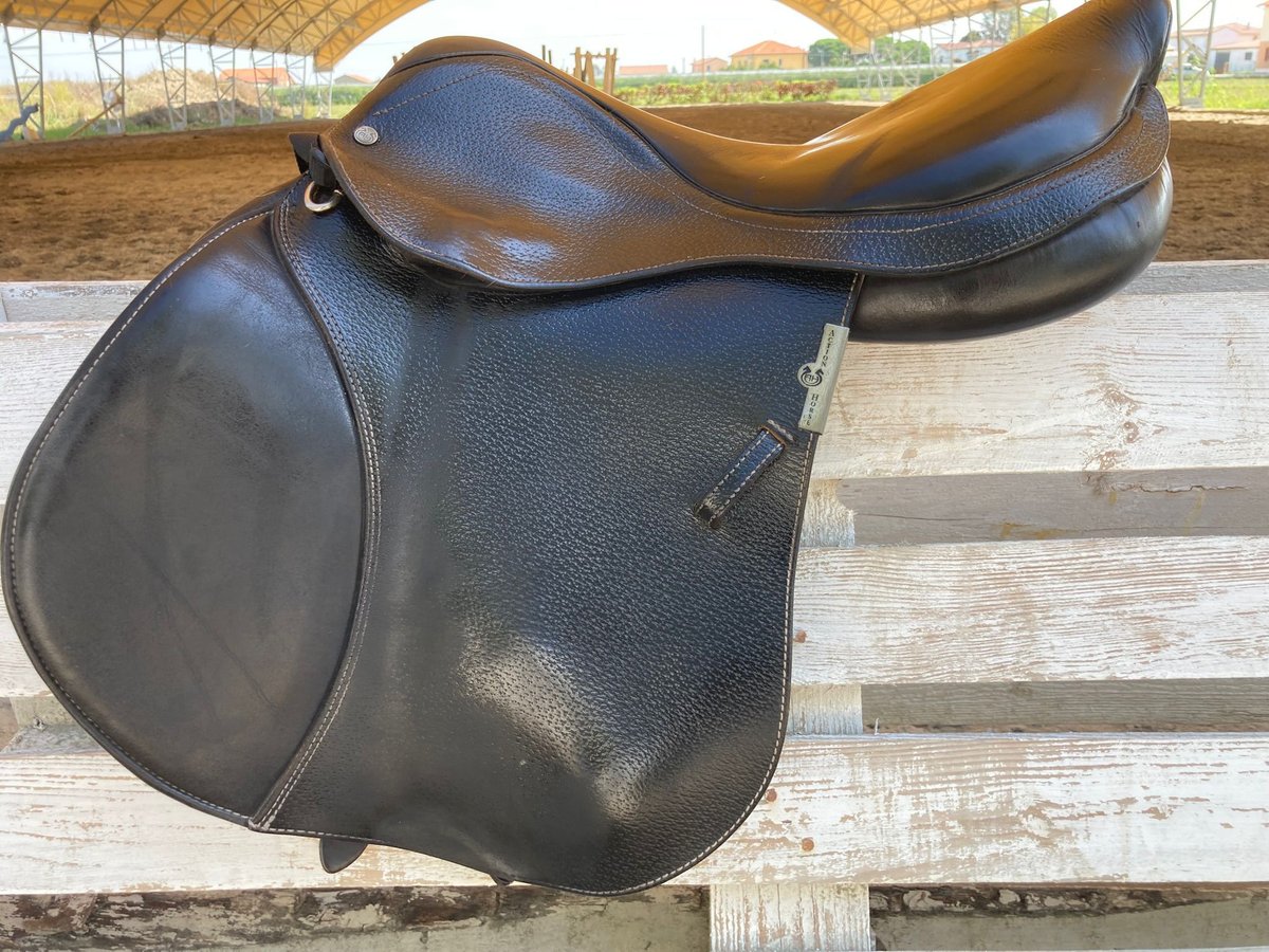 Comodissima sella Action Horse Modello EJ colore nero misura 17.5
