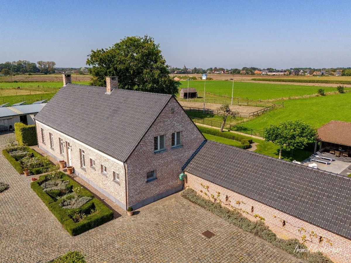 Hoogwaardig afgewerkte villa met stalgebouw en aanpalende weides op ca. 1,7 ha te Herenthout