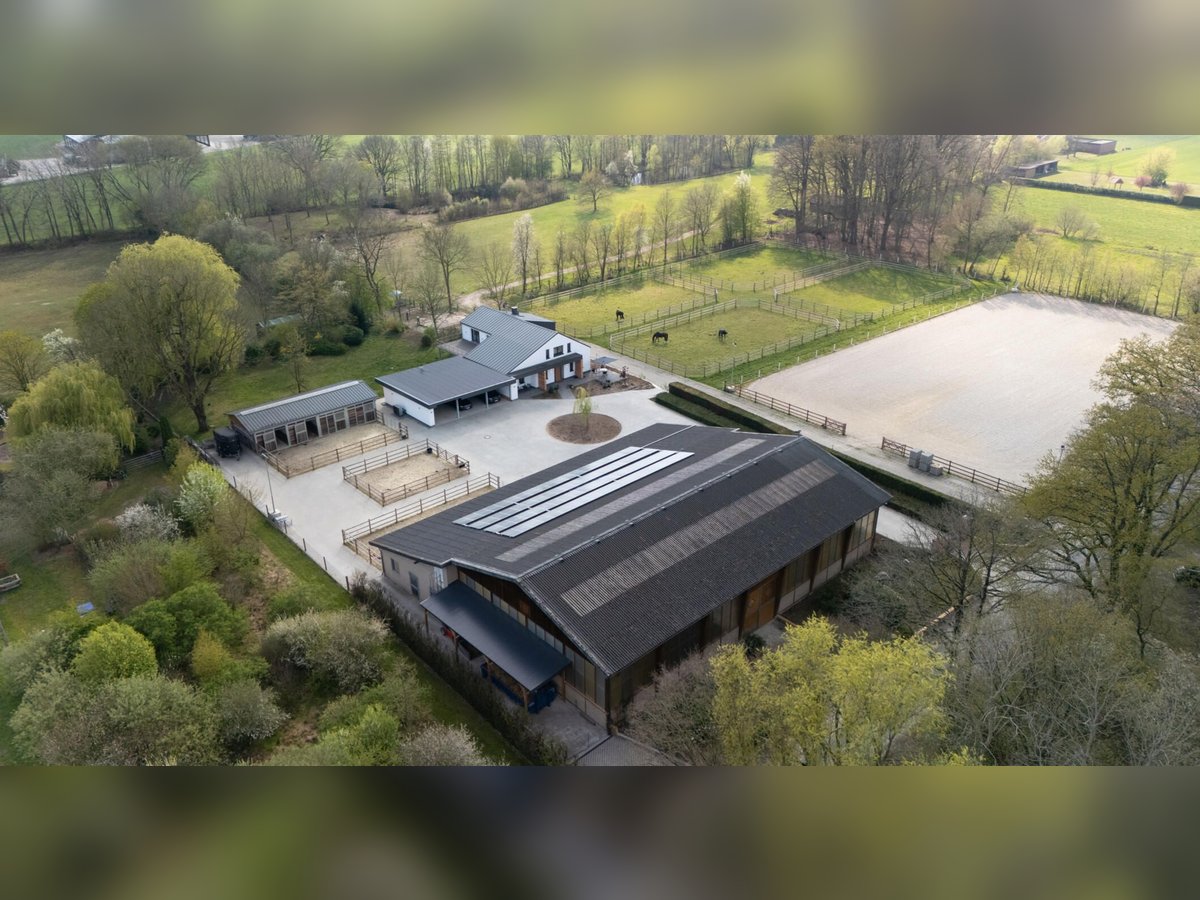 Private Reitanlage - top renoviert inkl. Halle, großer Außenplatz und Wiesen. alles eingezäunt.