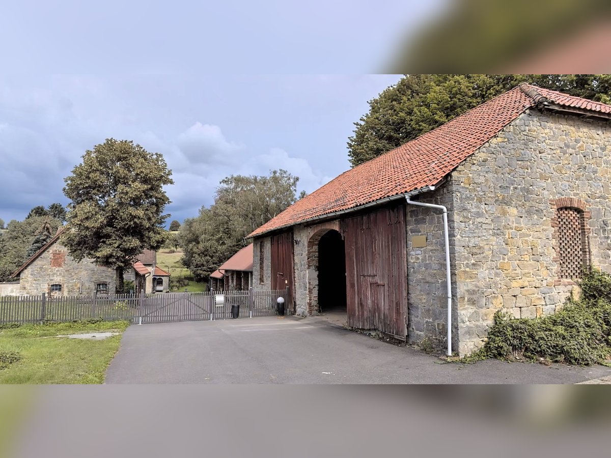 Resthof mit idyllischem Bachlauf auf 3,5 ha zu verkaufen Resthof mit idyllischem Bachlauf auf 3,5 ha zu verkaufen