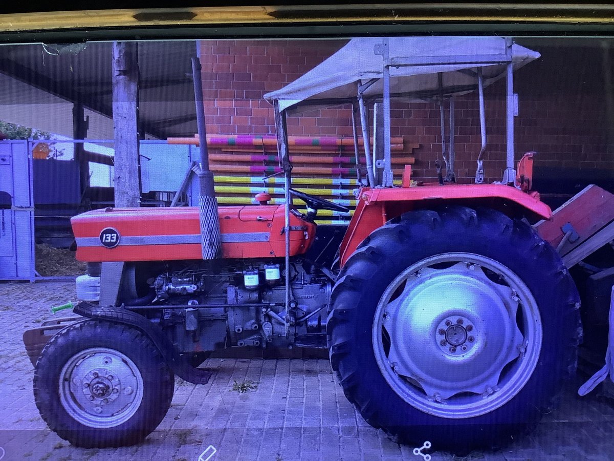 Trecker MF 133 für den Reitplatz Trecker MF 133 für den Reitplatz