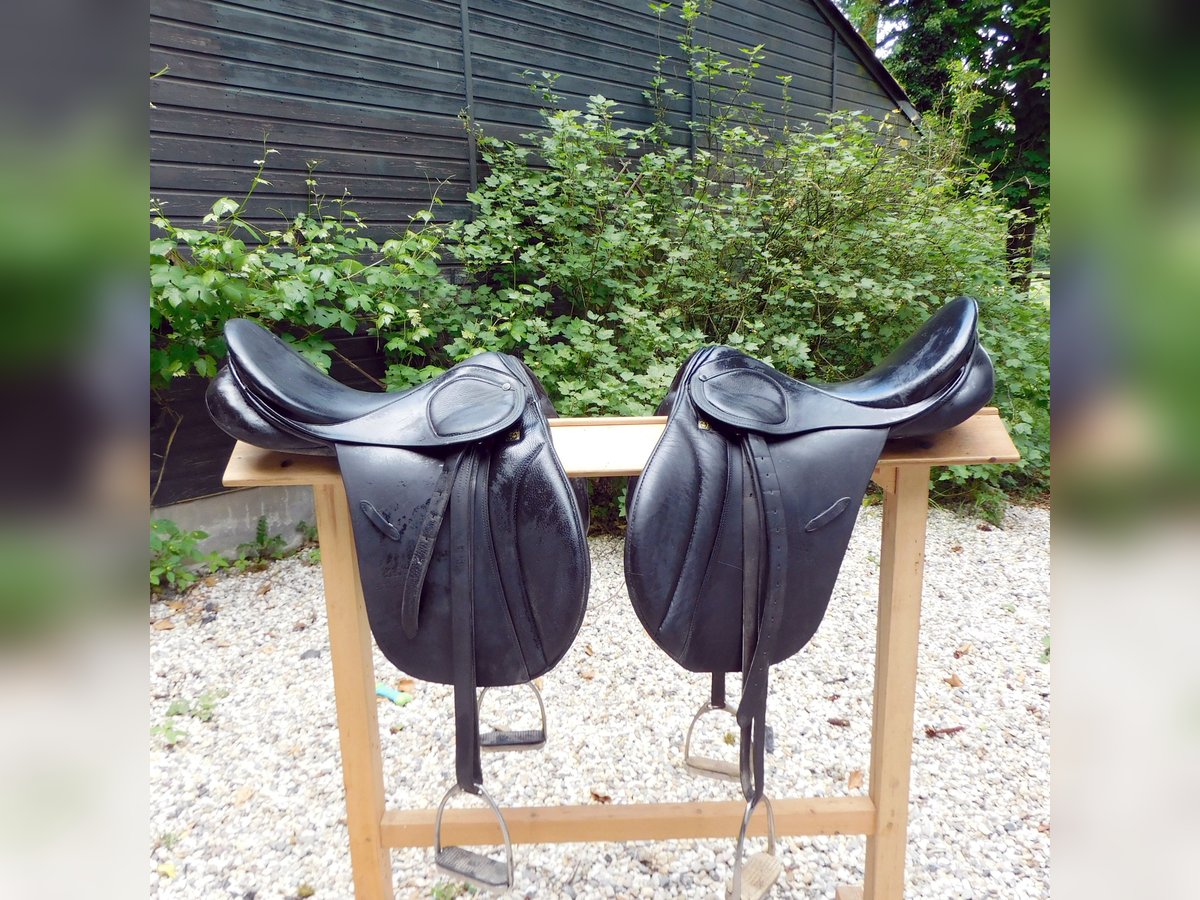 2 veelzijdigheids zadels van Stubben, maten 17 en 18 inch