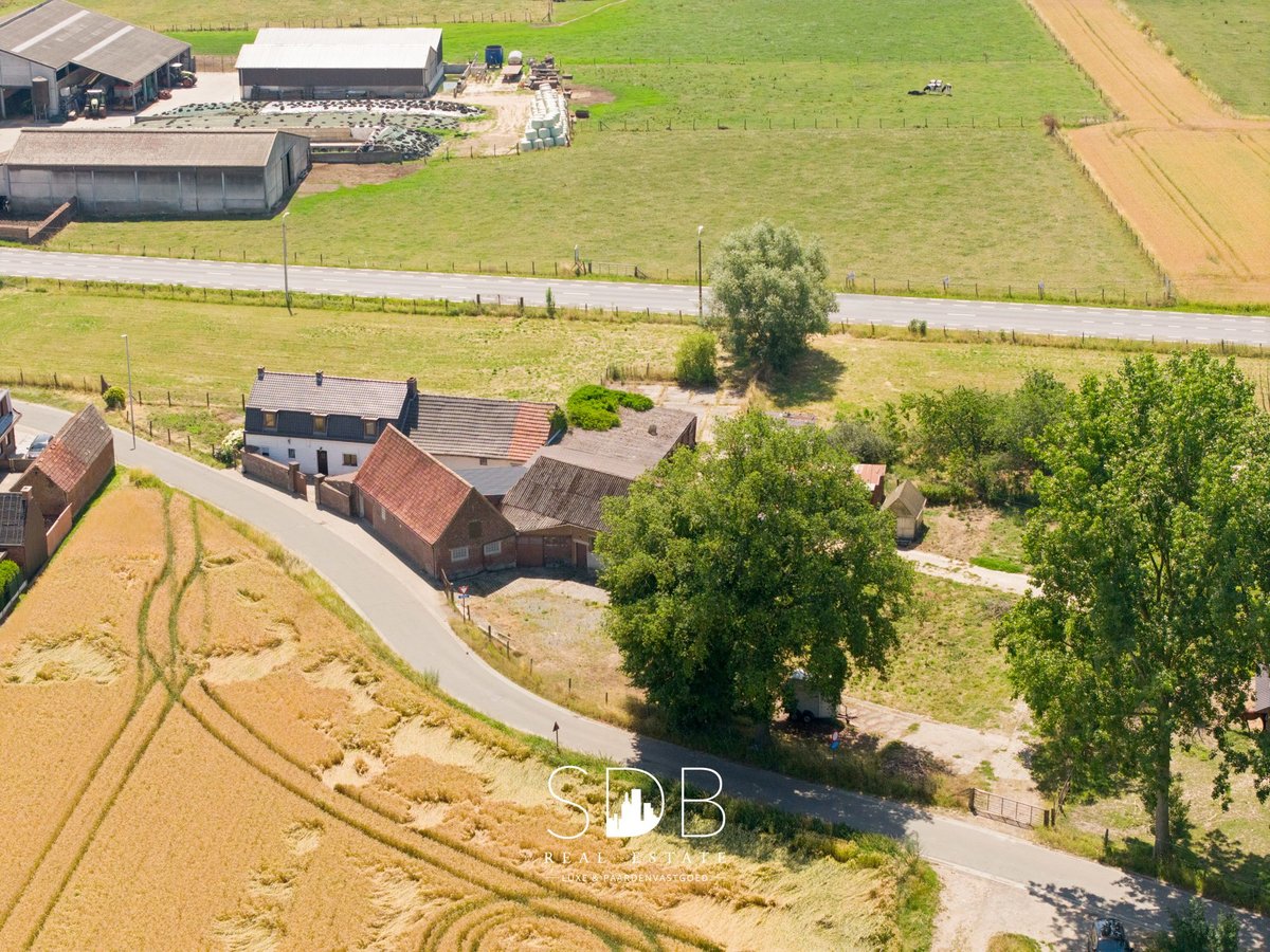 Charmante hoeve met bijgebouwen en graslanden op 27.559m² te Herzele | België