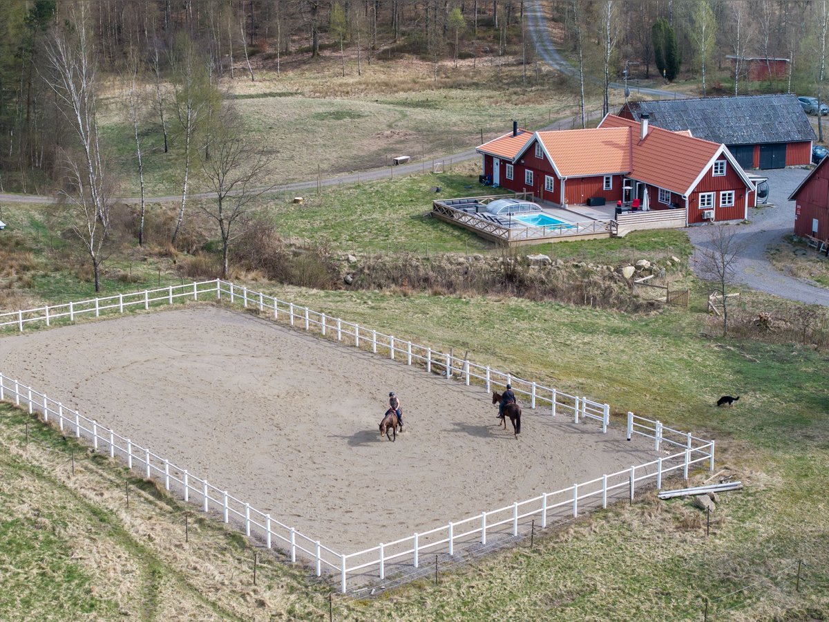 Country Living and Equestrian Lifestyle in Perfect Harmony – Beautiful Home with Pool, Deck, 3,3 ha